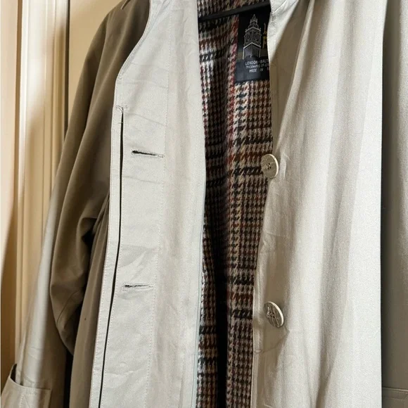 Vintage London Fog Women's Tan Trench Coat - Picture 5 of 13